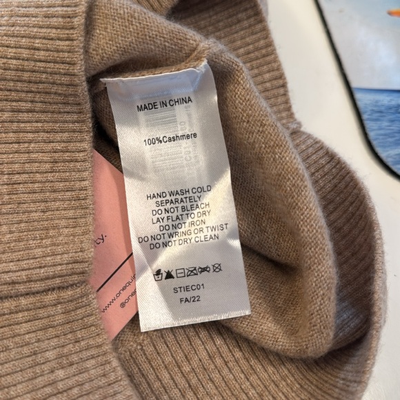 Quince V-Neck Mongolian Cashmere Crop Top Heathered Oatmeal - Picture 5 of 5